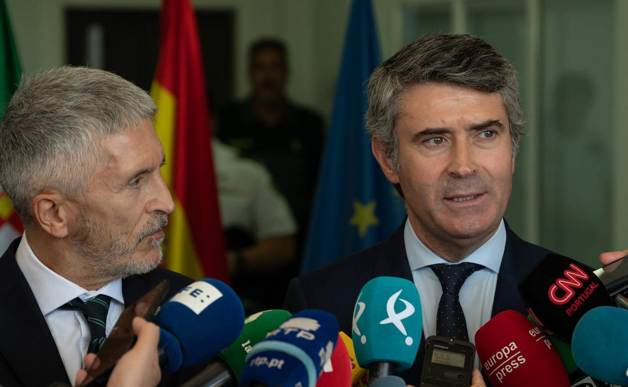 Grande-Marlaska y José Luís Carneiro tras el encuentro que han mantenido en Caya.