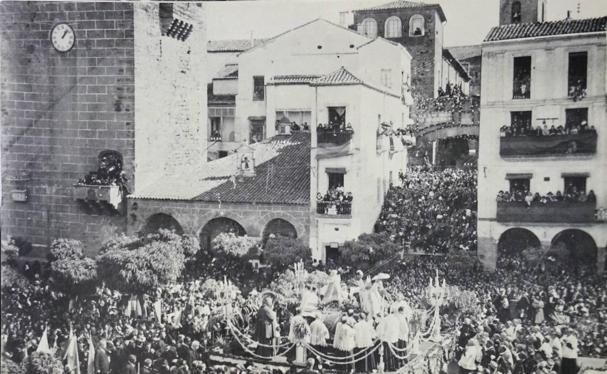 Imagen de archivo de la coronación canónica de la Virgen de la Montaña en la Plaza Mayor, en 1924.