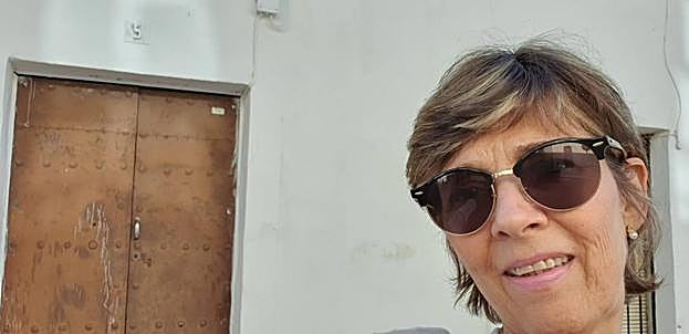 Laura Regueira Vera, ante la puerta de la casa natal de su abuelo, Francisco Vera, en el número 5 de la calle Corredera. 