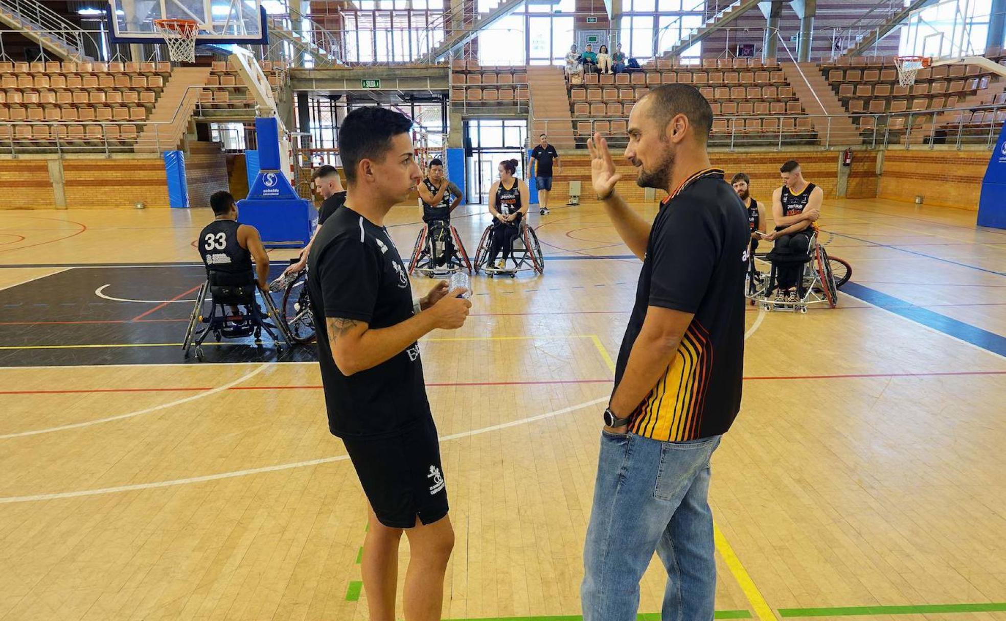 Saludo de los entrenadores del Mideba y Albacete antes de la suspensión del partido del sábado. 