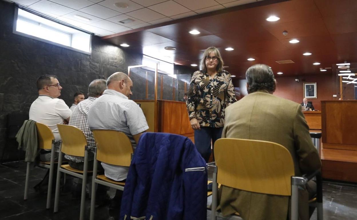 La alcaldesa de Carcaboso, Maria Fe Plata, se sienta tras declarar; a a izquierda, el alcalde de Tornavacas José Antonio Recio.