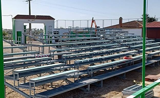 Grada supletoria para poder ver el partido copero. 