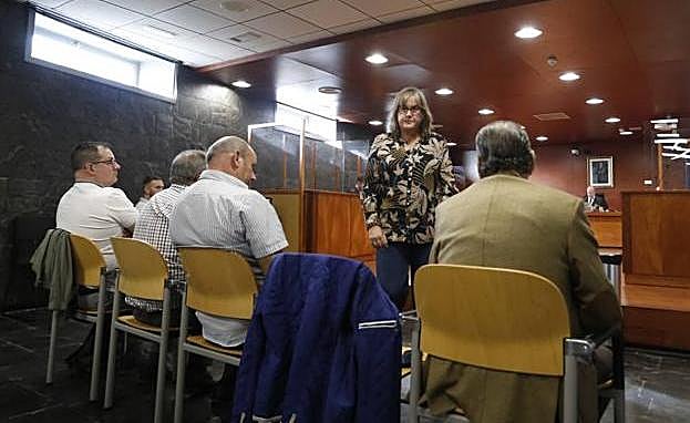 La alcaldesa de Carcaboso, Maria Fe Plata, se sienta tras declarar; a a izquierda, el alcalde de Tornavacas José Antonio Recio.