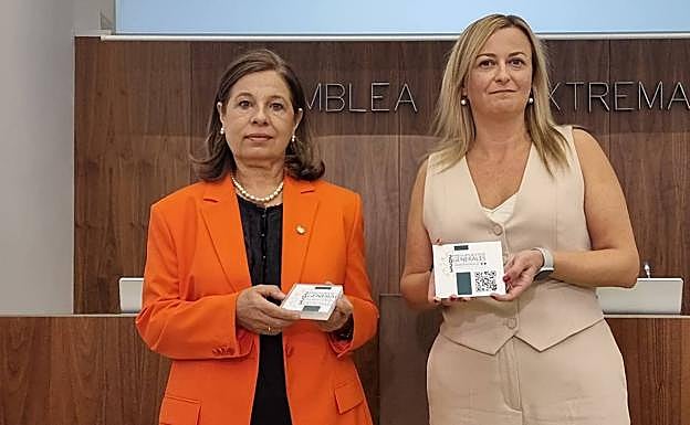 Blanco-Morales entrega el proyecto de presupuestos a la presidenta de la Asamblea, Blanca Martín.
