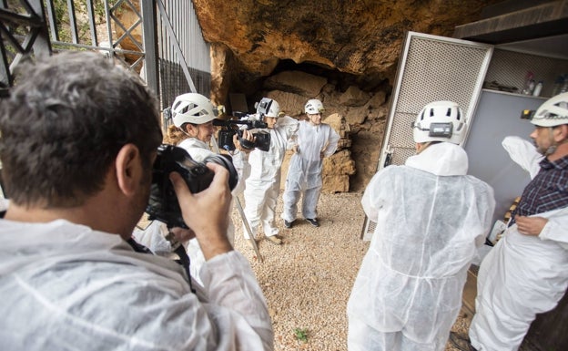 Los seleccionados para visitar la cueva reciben en la entrada un mono y un casco con luz. 