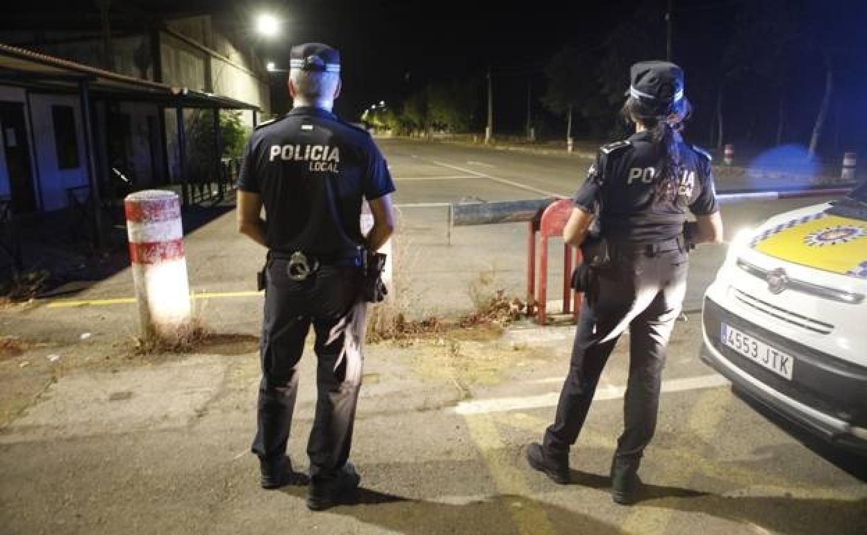 Agentes de la Policía Local durante un servicio. 