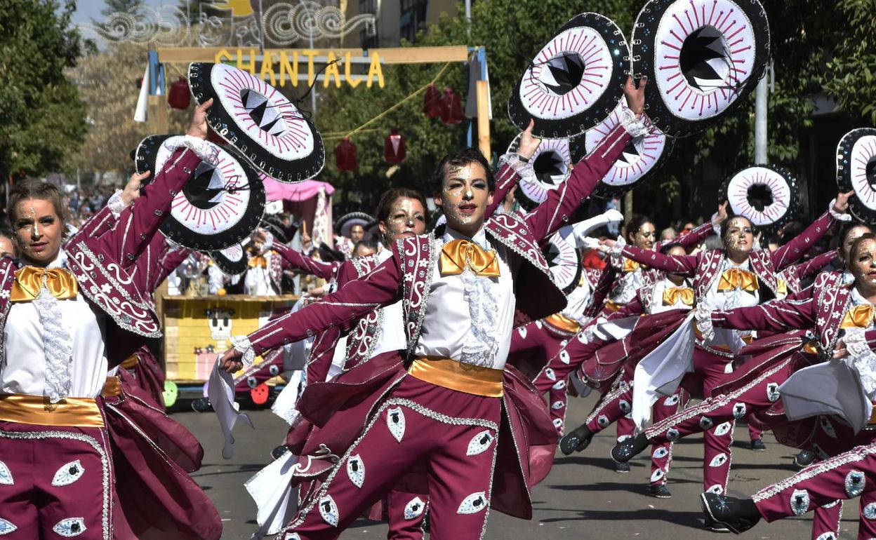 Danza de la comparsa Shantala en el Carnaval de Badajoz. 