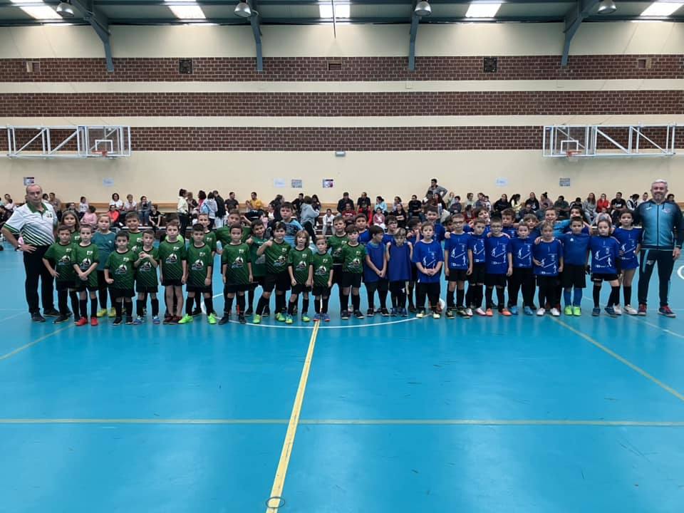 Imagen principal - Arriba, los dos equipos participantes en los partidos benéficos. Abajo, Nazaret Piñana se dirige a los asistentes con el manifiesto contra el cáncer de mama. 