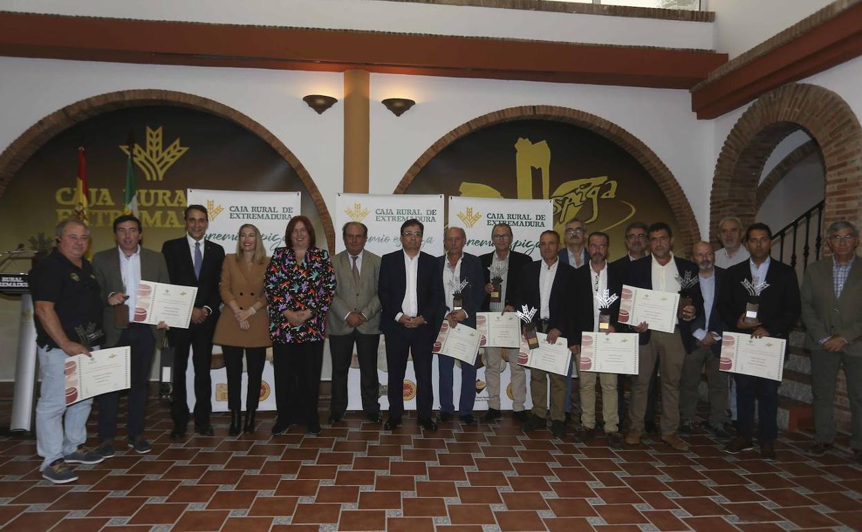 Foto de familia de premiados y autoridades.