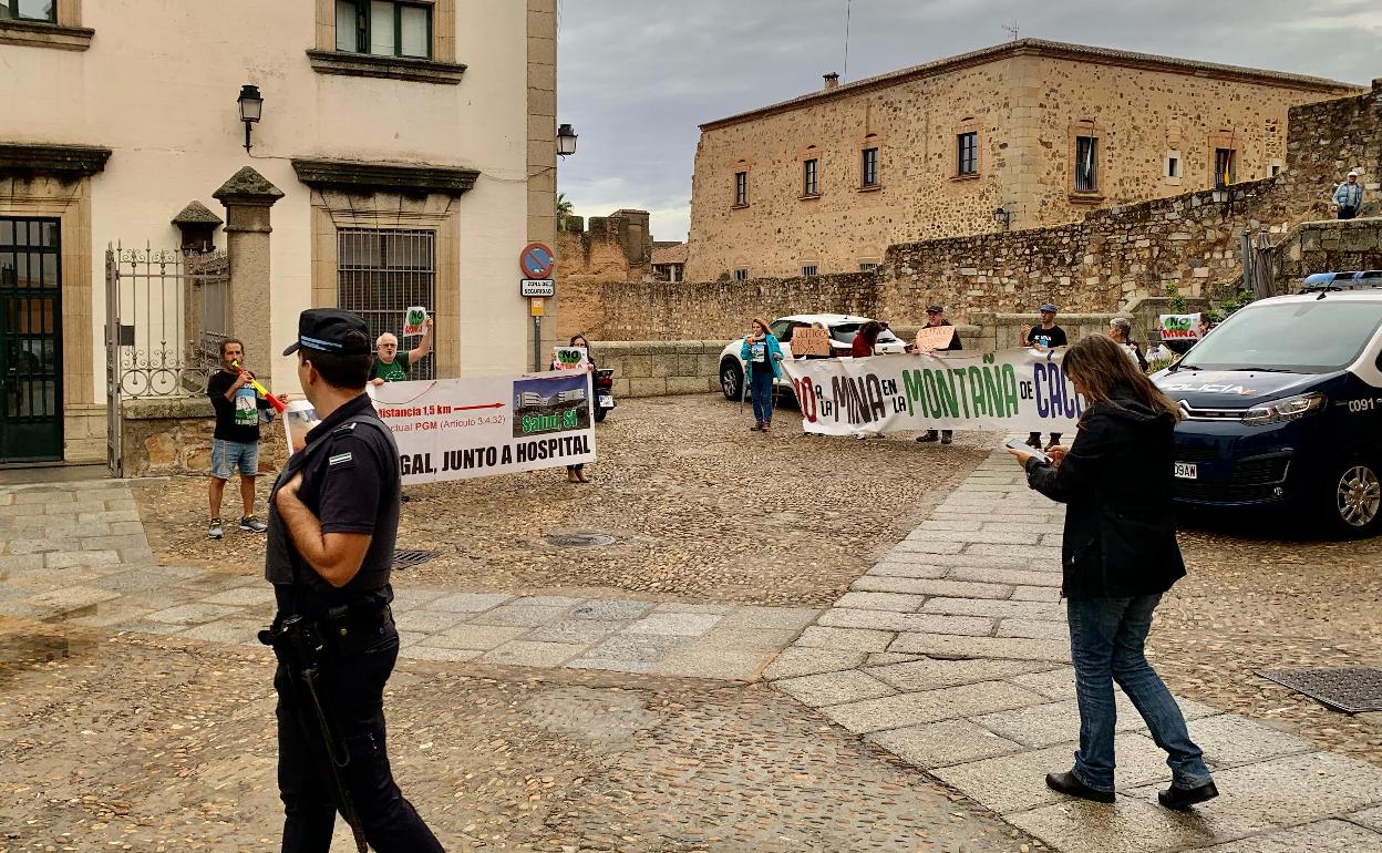 Una decena de personas se han manifestado sin incidentes a la puerta del Consistorio contra la mina de litio. 