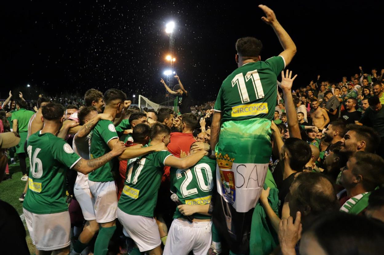 El campo municipal de Santa Amalia se convirtió en una fiesta tras la victoria del miércoles. 