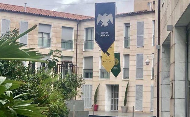 El hotel Don Manuel, que alberga a parte de los participantes, se ha decorado para la ocasión con los escudos de las casas de 'Juego de tronos'. 