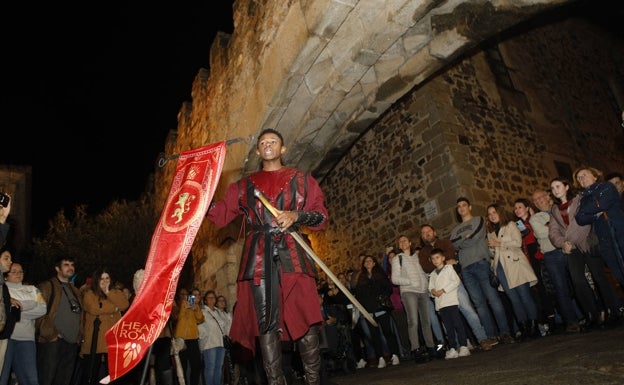 Un caballero con un pendón de la casa Lannister bajo el Arco de la Estrella durante la ruta teatralizada. 