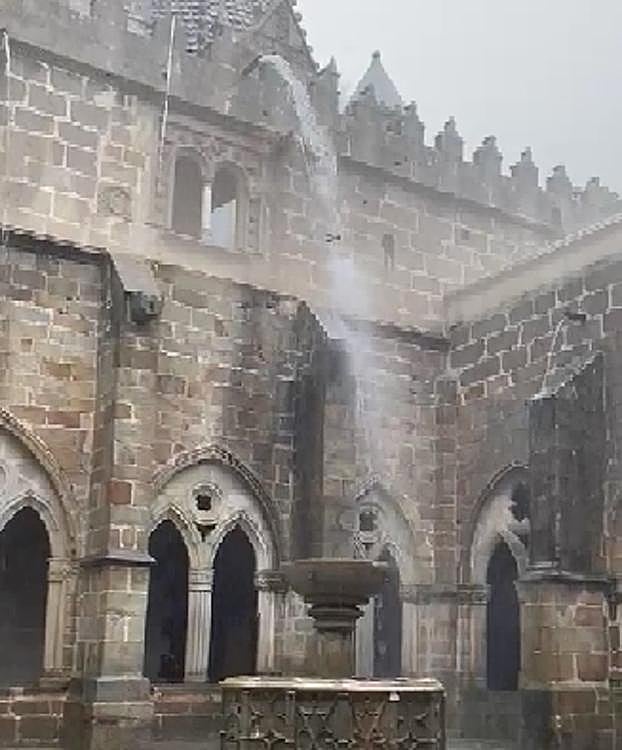Intensas lluvias caídas en Plasencia este viernes. Imágenes del claustro de la catedral de la ciudad.