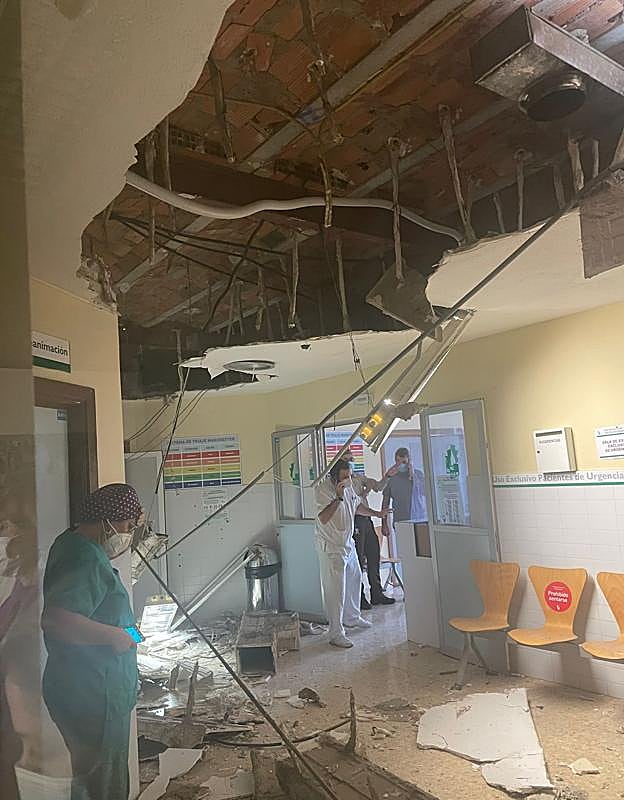 Parte del techo que se ha venido abajo en Materno Infantil de Badajoz.