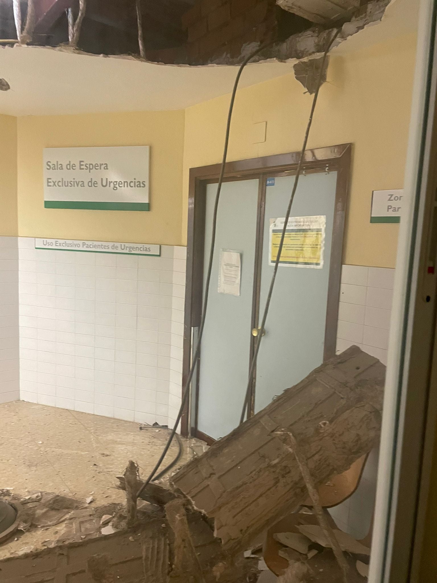 Fotos: Cae parte del tubo de refrigeración y del techo de una sala del Hospital Materno Infantil de Badajoz