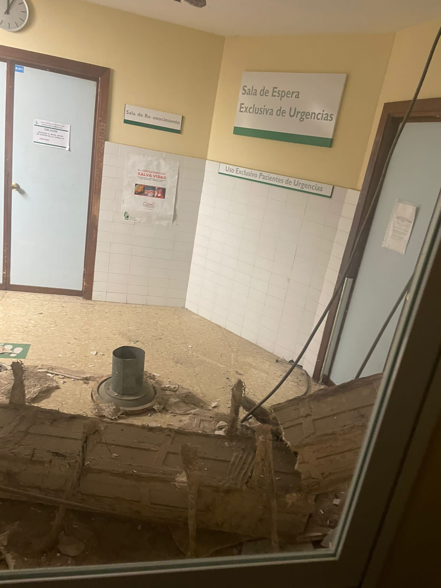 Fotos: Cae parte del tubo de refrigeración y del techo de una sala del Hospital Materno Infantil de Badajoz
