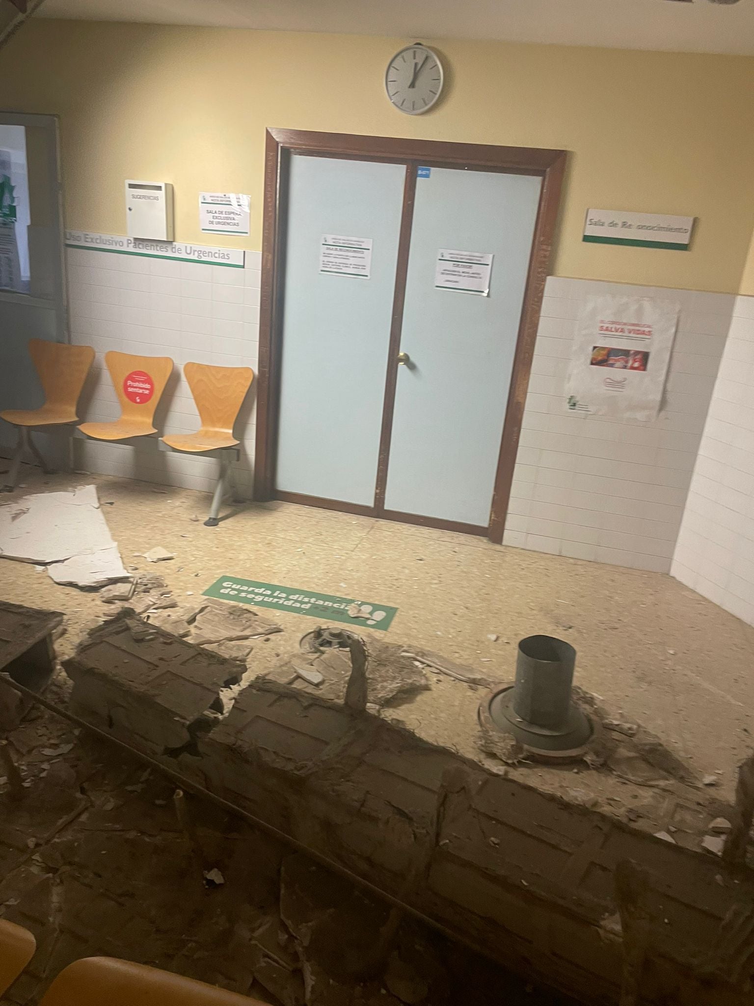 Fotos: Cae parte del tubo de refrigeración y del techo de una sala del Hospital Materno Infantil de Badajoz