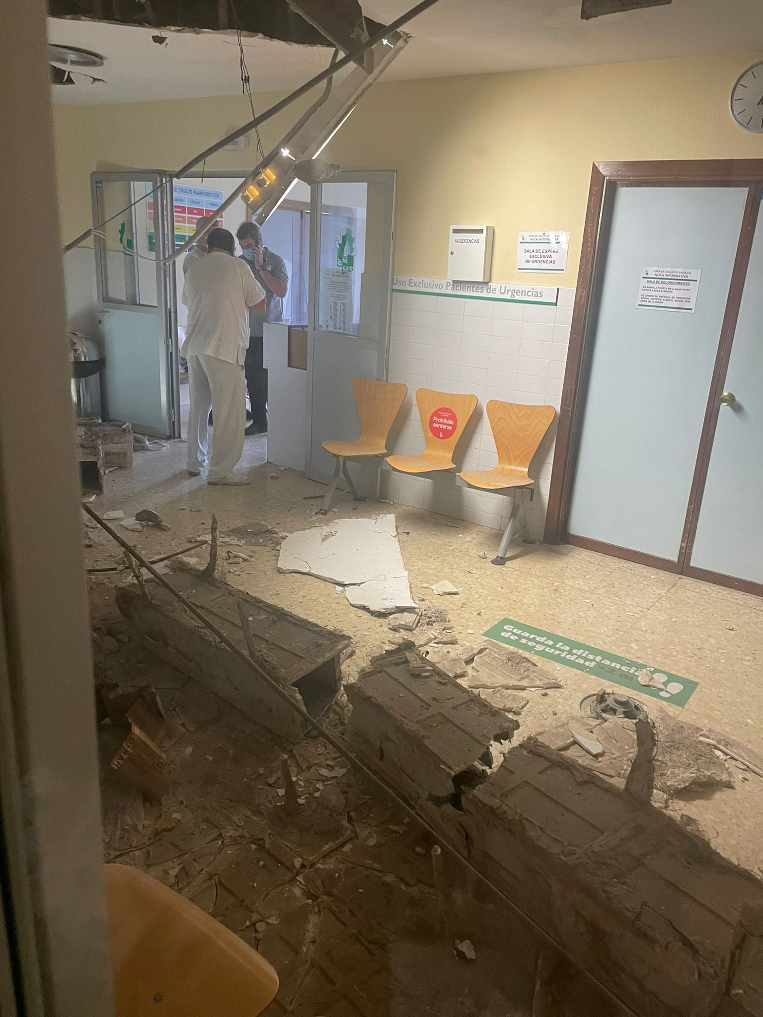 Fotos: Cae parte del tubo de refrigeración y del techo de una sala del Hospital Materno Infantil de Badajoz