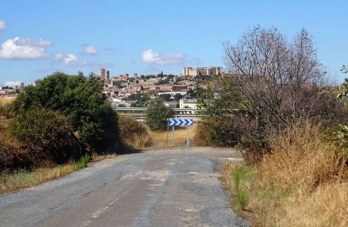 Camino de Madroñera, al volver la vista atrás se ve esta panorámica de Trujillo.