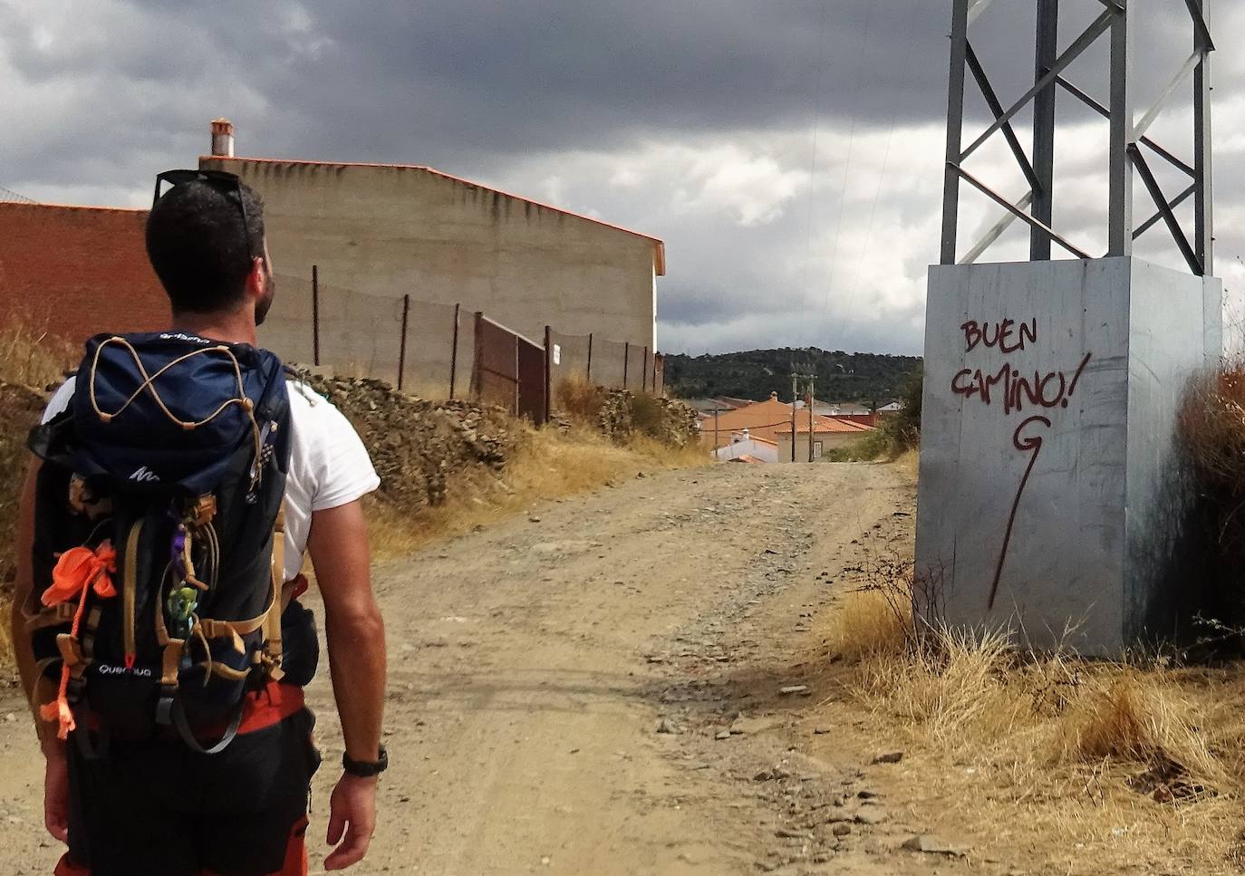 “Buen Camino”, con el bordón con la G de Guadalupe, al llegar a Madroñera.