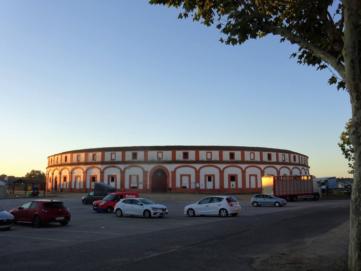 La plaza de toros de Trujillo se inauguró en 1848, solo dos años más tarde que la de Cáceres.