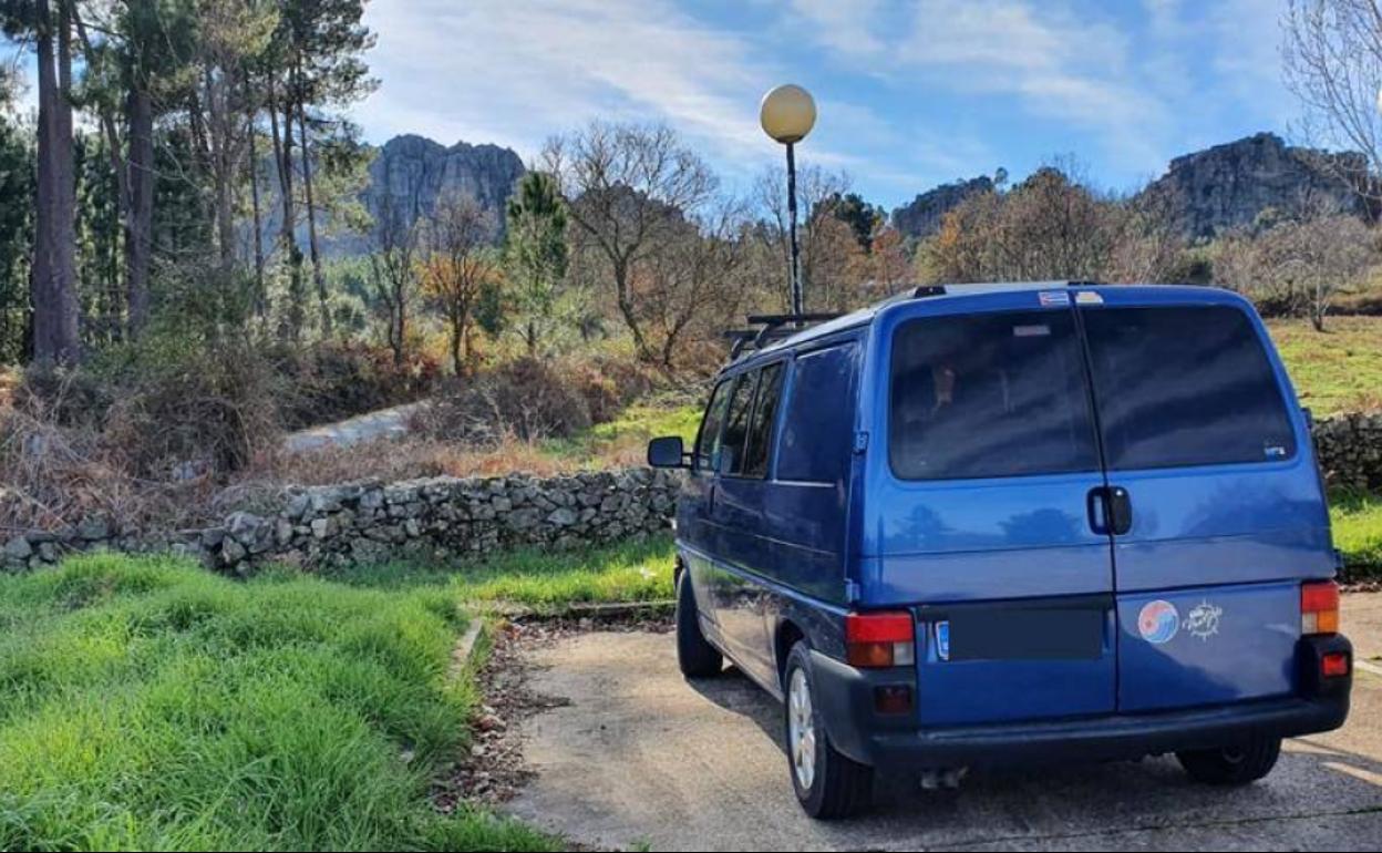 Una furgoneta estacionada en un aparcamiento junto a un espacio natural próximo a Valencia de Alcántara