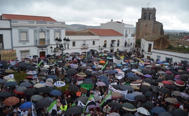 Imagen de la plaza de España de Salvatierra, esta tarde, en la manifestación contra el proyecto del macrovertedero que se pretende instalar en la localidad. 