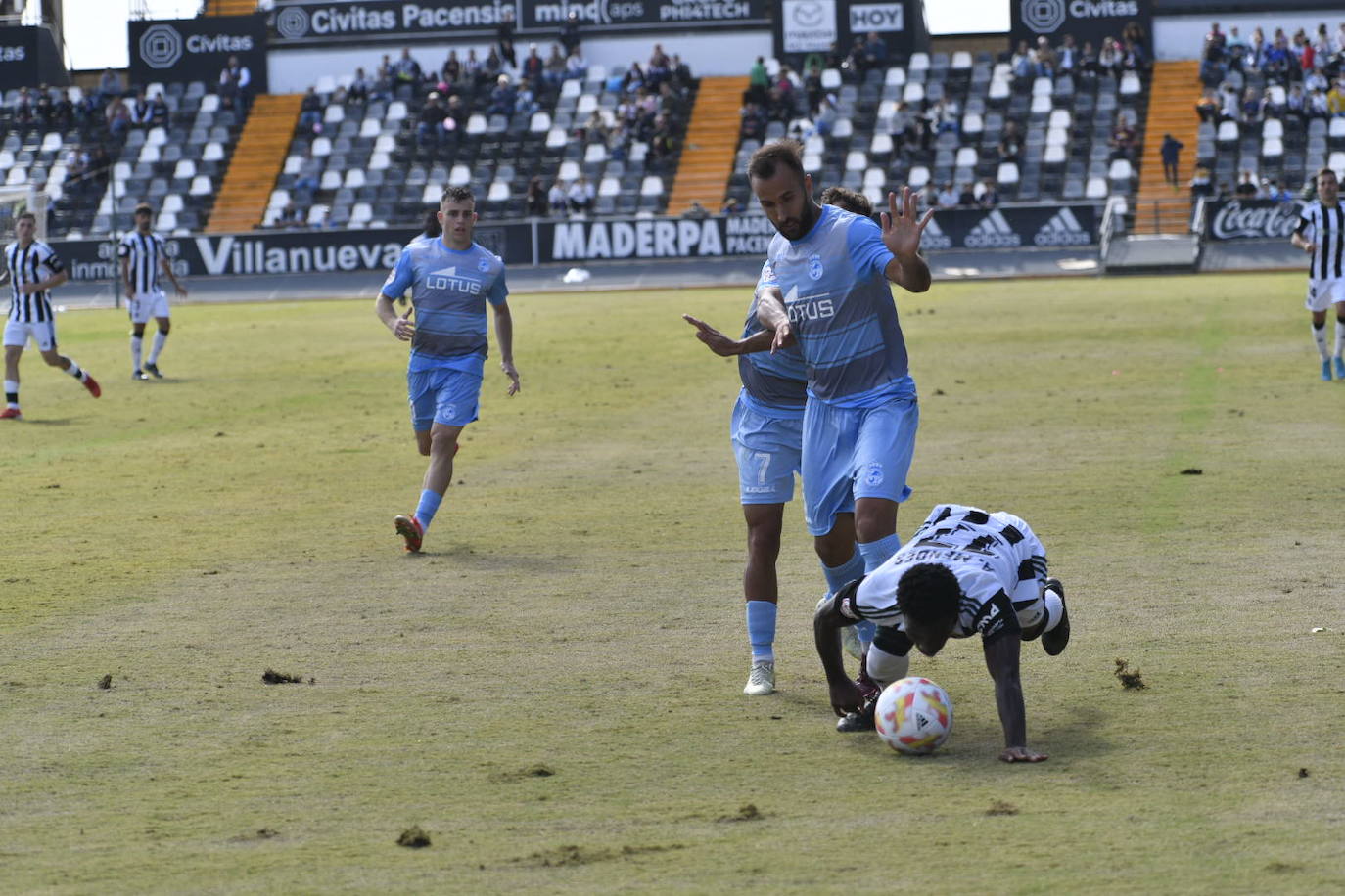 Fotos: Dura derrota del CD Badajoz en el Nuevo Vivero