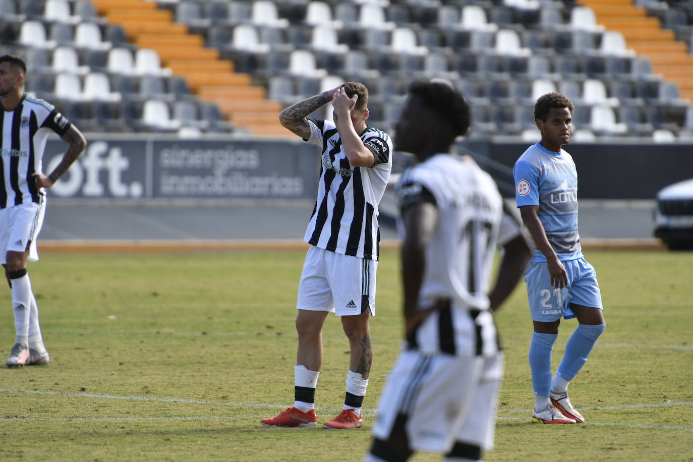 Fotos: Dura derrota del CD Badajoz en el Nuevo Vivero