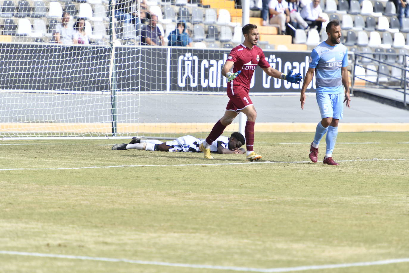 Fotos: Dura derrota del CD Badajoz en el Nuevo Vivero