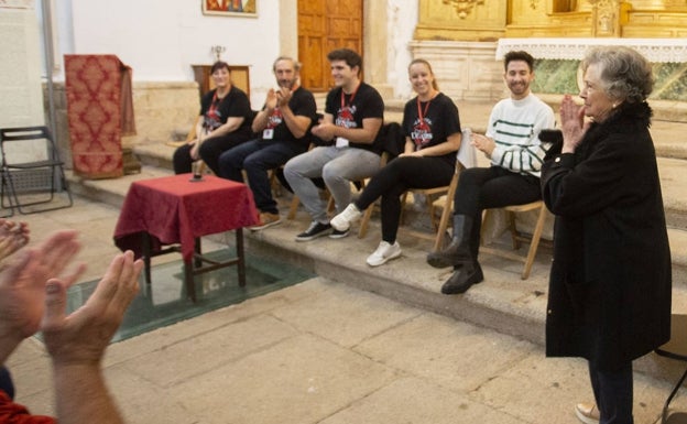 La abuela de dragones, Guadalupe Fiñana, junto a extras cacereños que han participado en los rodajes. 