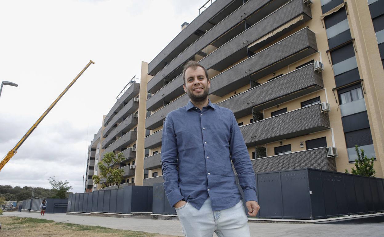 Roberto López se instaló hace dos meses en la calle Dalia. Posa delante del edificio donde vive. 