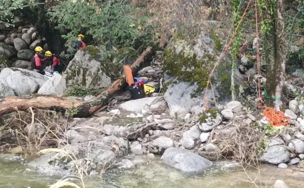 Bomberos del Sepei intentando recuperar el cuerpo de la fallecida. 