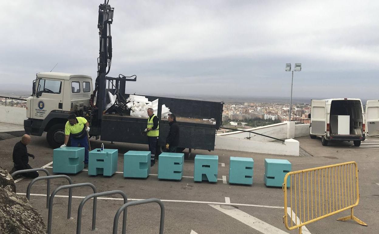 Operarios municipales han instalado este lunes el juego de letras de color azul en el santuario de la Montaña.