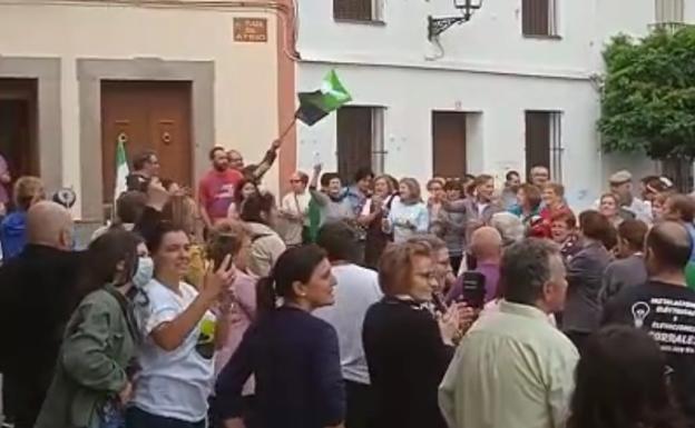 Así han celebrado los vecinos de Salvatierra la decisión de la Junta de tumbar el macrovertedero. 