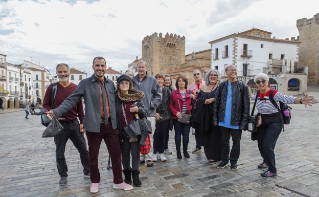 Algunos de los californianos que han venido a conocer sus raíces en Extremadura, en la Plaza Mayor de Cáceres. 