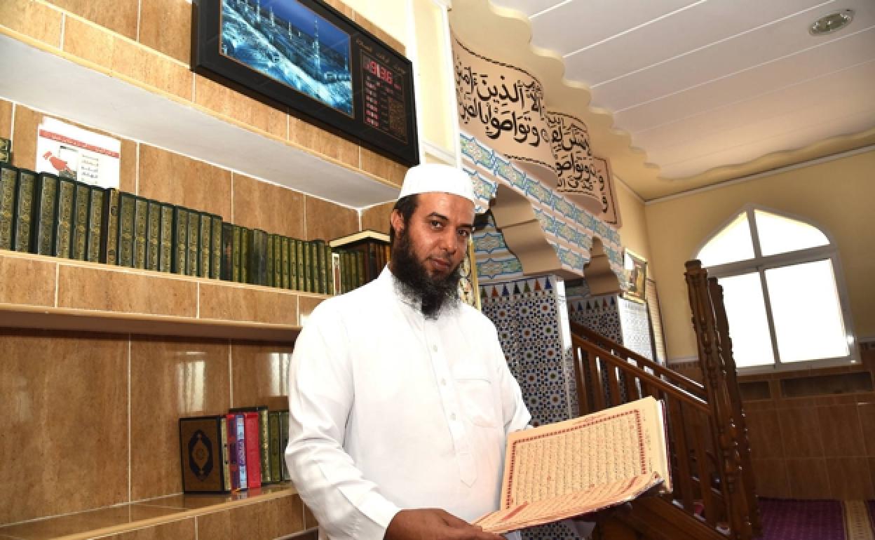 Yahya Benaouda en la mezquita de Talayuela en una imagen de 2017. /