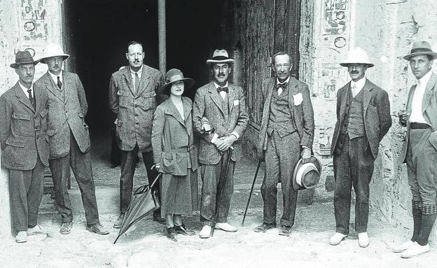 El equipo de arqueólogos, en el exterior del sepulcro. 