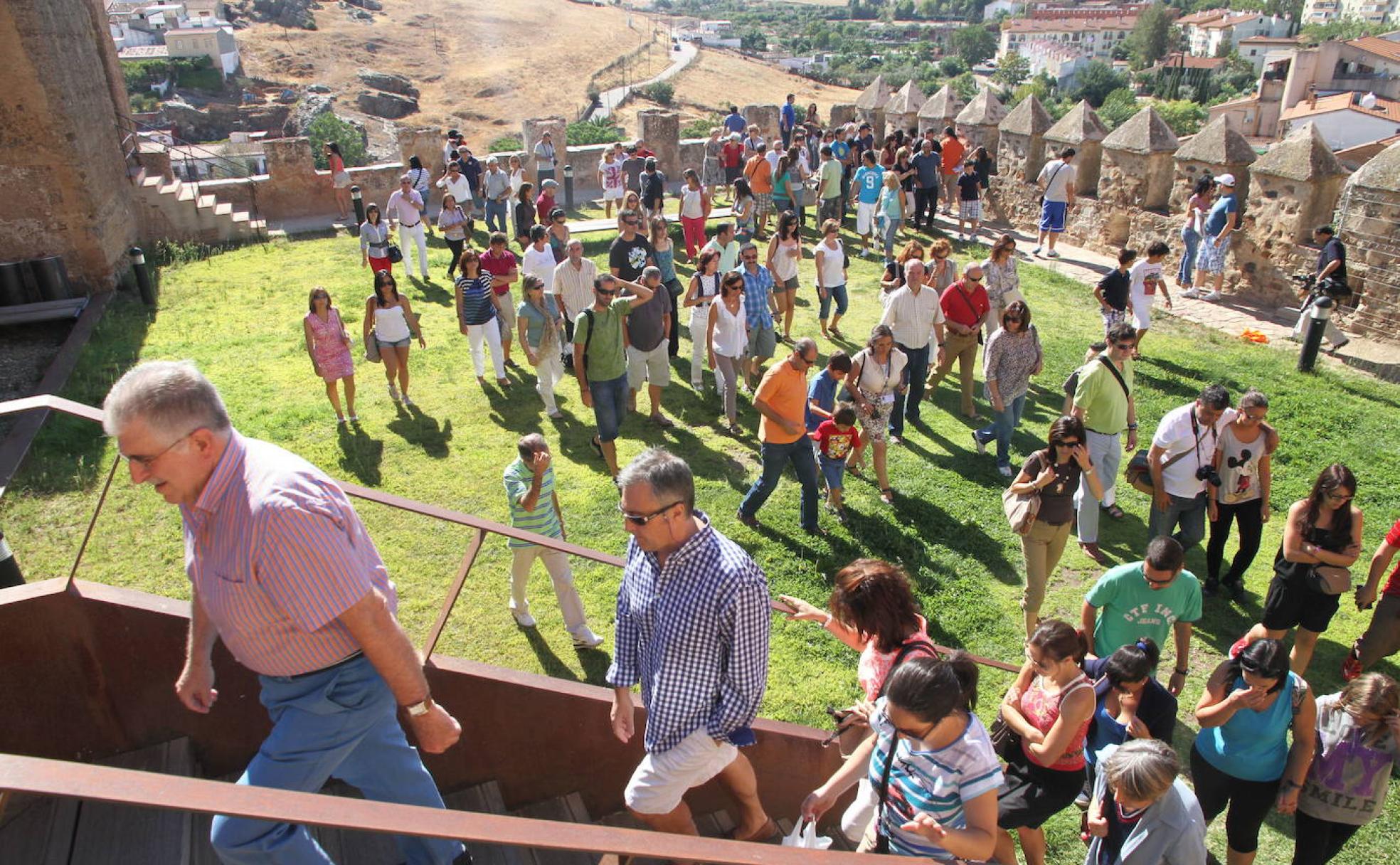 Visitantes en el Baluarte de los Pozos en 2012. Todavía contaba con jardín y no se había vaciado, lo que provocó la reacción de la familia Quirós. 