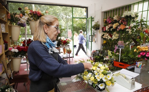 María Luisa González prepara una jardinera en su tienda de Cáceres. 