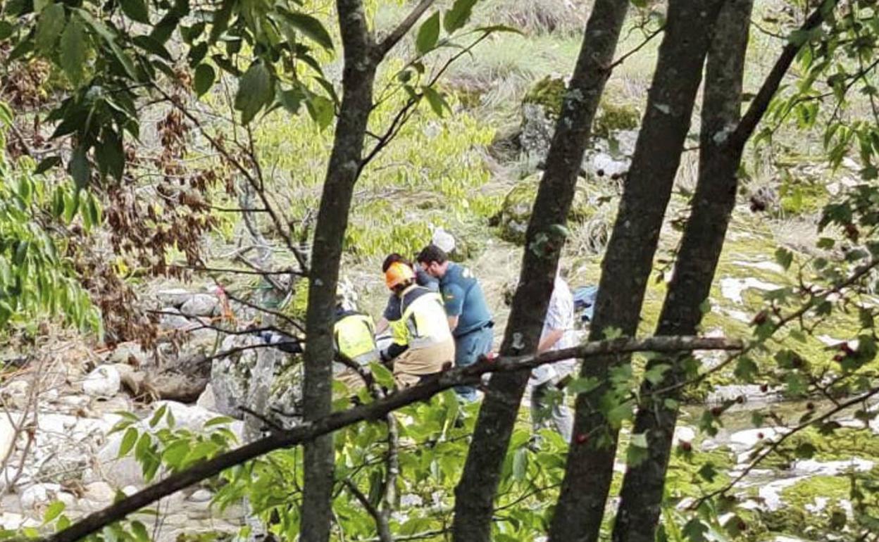 Los equipos de rescate recogen el cuerpo de la mujer fallecida en Los Pilones. 