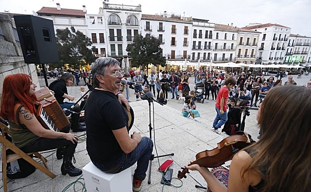 Taller de música irlandesa este viernes por la tarde en la Plaza Mayor. 