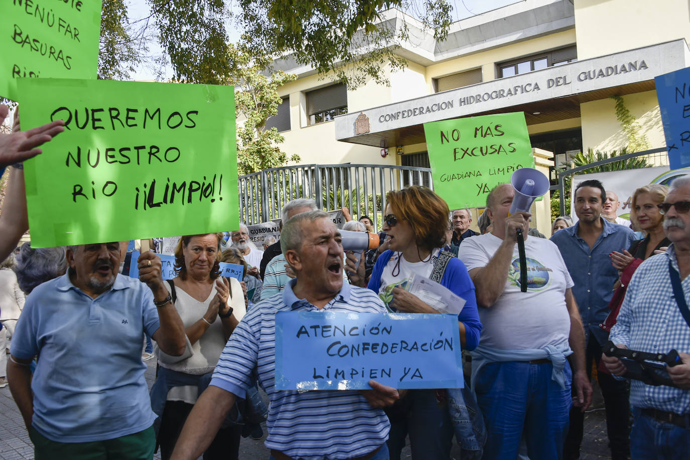 Fotos: Medio millar de pacenses exigen que se acabe con el nenúfar en el Guadiana