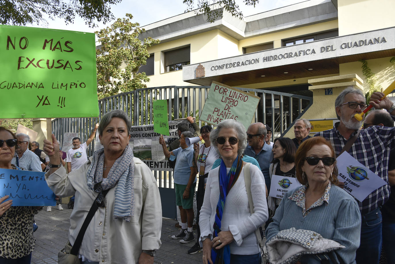 Fotos: Medio millar de pacenses exigen que se acabe con el nenúfar en el Guadiana