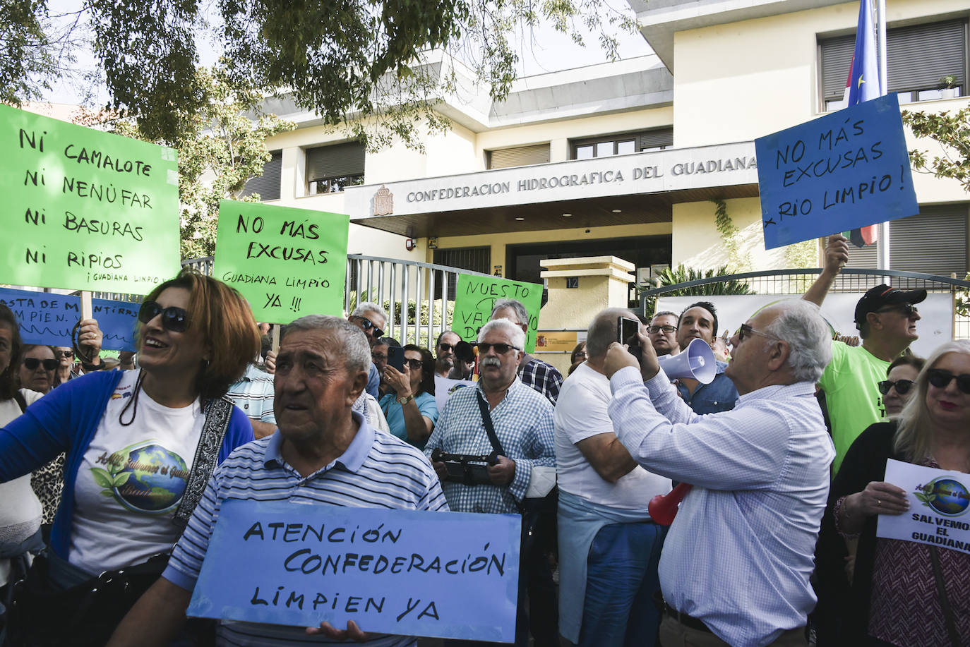 Fotos: Medio millar de pacenses exigen que se acabe con el nenúfar en el Guadiana