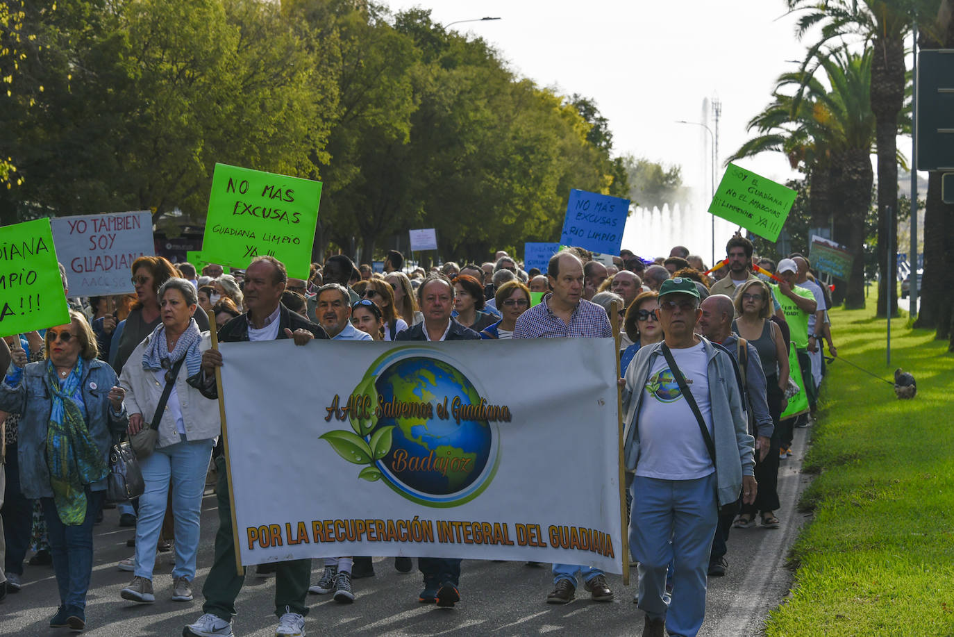 Fotos: Medio millar de pacenses exigen que se acabe con el nenúfar en el Guadiana