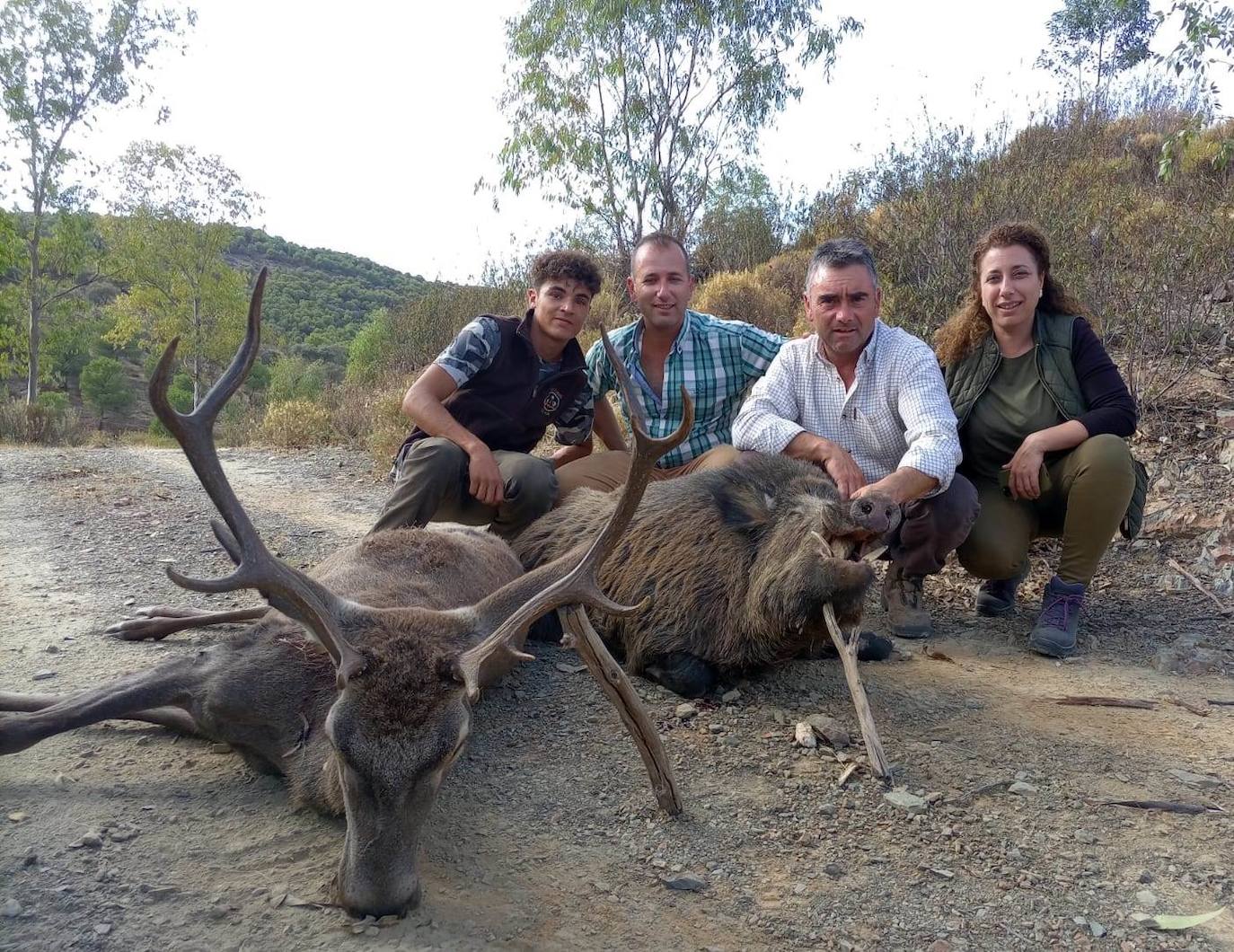 Una familia feliz con dos buenos trofeos. 