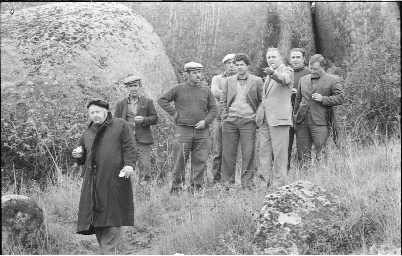 Juan José Lancho, personal y operarios del Ayuntamiento de Malpartida de Cáceres en las inmediaciones de las Peñas del Tesoro, en Los Barruecos de Malpartida de Cáceres. Octubre 1976