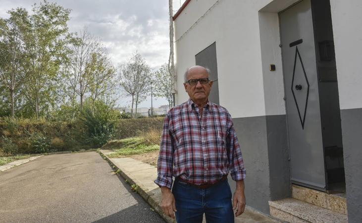 Francisco Aguilar, que se niega a vender su casa para que la derriben.